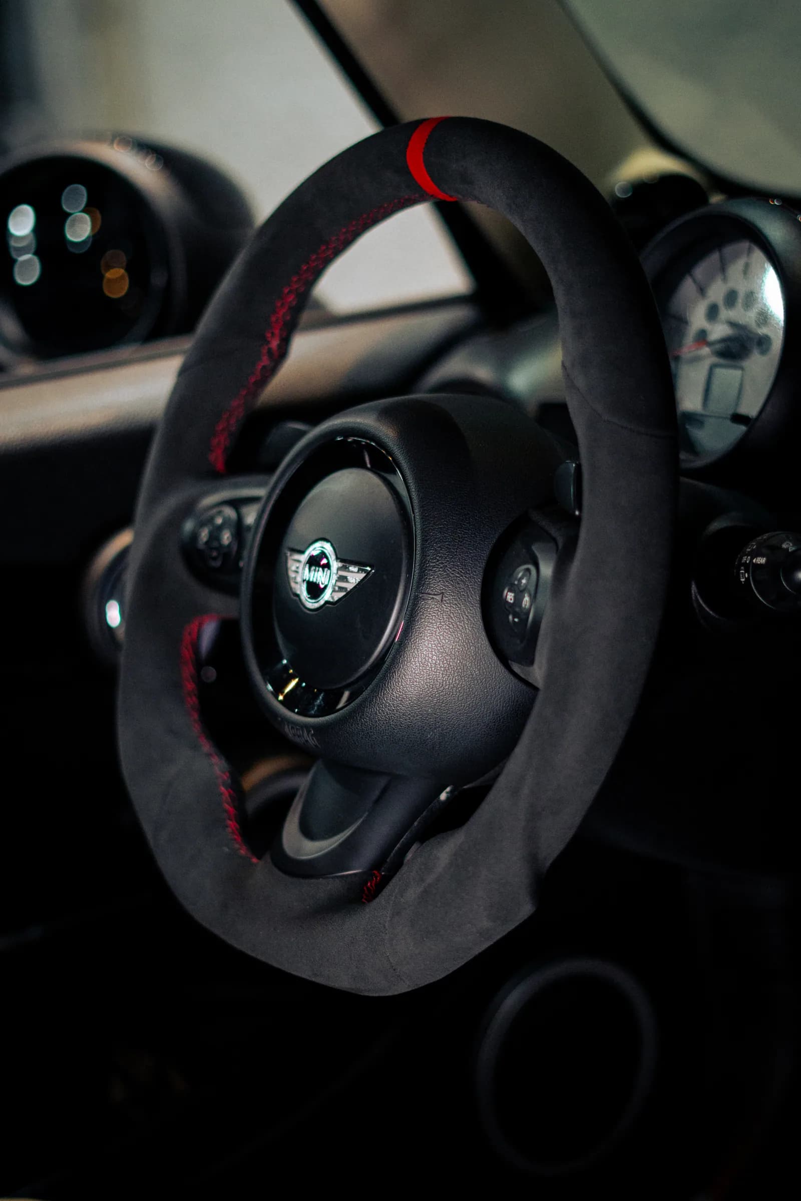 Volante MINI Cooper customizado pela PRV, com costura vermelha e revestimento preto